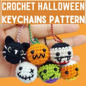 Pode incluir: Uma coleção de chaveiros de Halloween de crochê feitos à mão. Os chaveiros incluem um gato preto, abóbora, monstro de Frankenstein, fantasma, monstro verde e doces de milho. O texto "CROCHET HALLOWEEN KEYCHAINS PATTERN" está no topo.