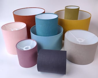 Kvalitetslinnetrumma och cylindriska lampskärmar med vitt foder