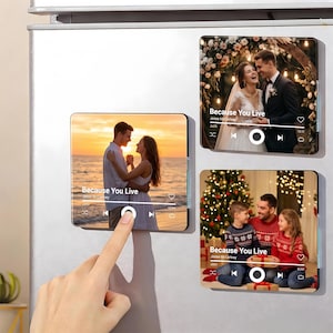 Puede incluir: Tres imanes cuadrados de acrílico para fotos con interfaces de reproductor de música personalizadas. Cada imán muestra una fotografía diferente, incluyendo una pareja al atardecer, una boda y una familia con un árbol de Navidad.