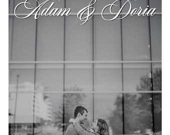 Puede incluir: Anuncio de boda en blanco y negro titulado "The Newlywed Times" con fecha del 12 de diciembre de 2024. El titular dice "Adam & Doria ARE GETTING MARRIED". Una pareja se abraza frente a un edificio moderno.