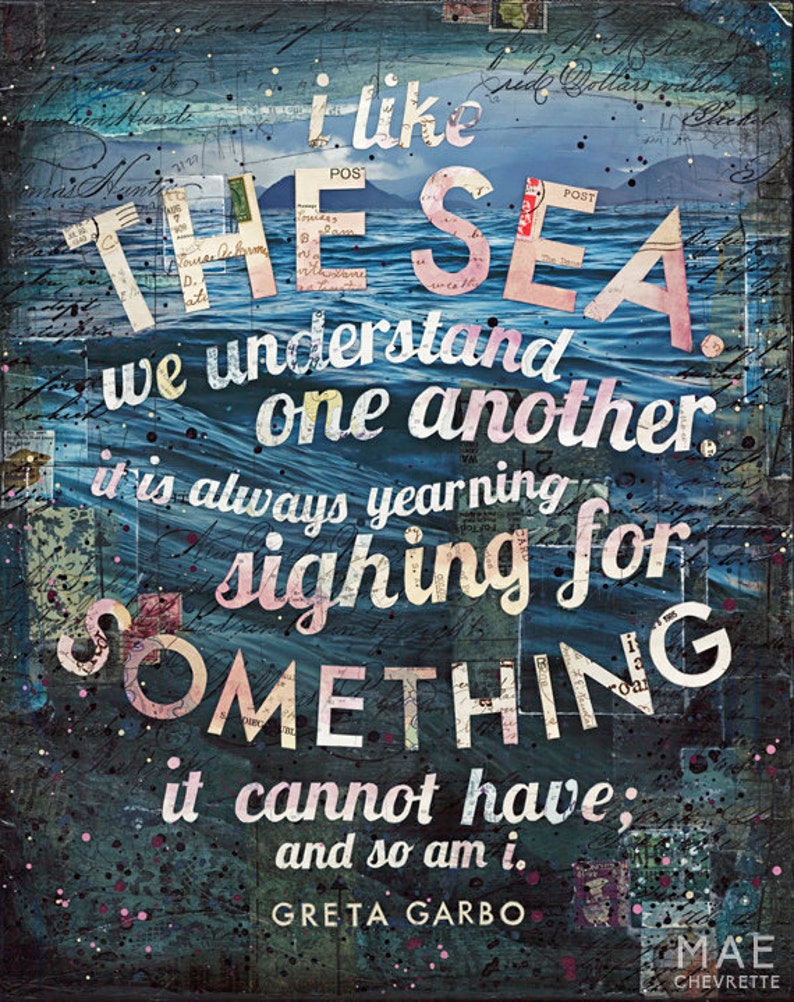 Może przedstawiać: Niebiesko-biały druk artystyczny w technice mixed media z tekstem "Lubię morze. Rozumiemy się. Zawsze tęskni, wzdycha do czegoś, czego nie może mieć; i ja też. Greta Garbo."