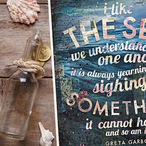 Może przedstawiać: Niebieskie i zielone tło o fakturowanej powierzchni z cytatem w białym kolorze, kt&oacute;ry brzmi: "Lubię morze, rozumiemy się, zawsze tęskni, wzdycha do czegoś, czego nie może mieć, i ja też." Cytat przypisany jest Grecie Garbo.