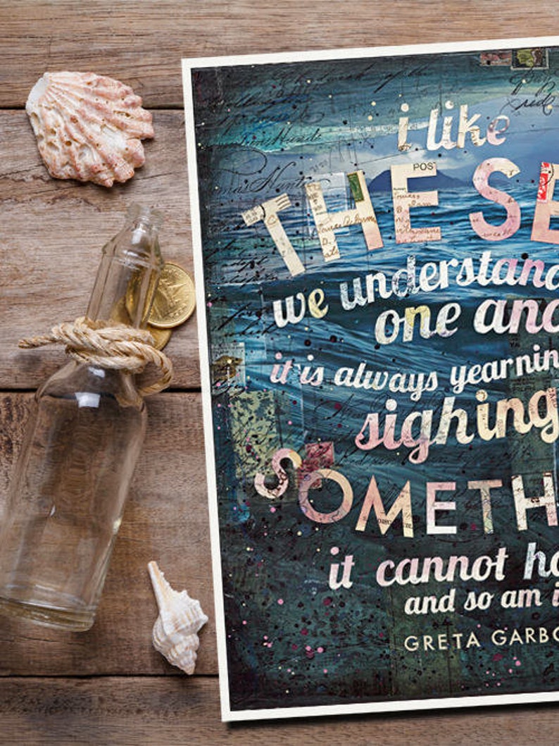 Może przedstawiać: Niebieskie i zielone tło o fakturowanej powierzchni z cytatem w białym kolorze, kt&oacute;ry brzmi: "Lubię morze, rozumiemy się, zawsze tęskni, wzdycha do czegoś, czego nie może mieć, i ja też." Cytat przypisany jest Grecie Garbo.