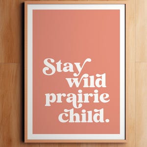 Póster infantil Stay Wild Prairie, impresión artística, decoración de pradera, arte de pared para guardería en tonos pastel, póster tipográfico retro con cita impresa
