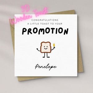 Könnte beinhalten: Eine quadratische Grußkarte mit dem Text CONGRATULATIONS A LITTLE TOAST TO YOUR PROMOTION und dem Namen Penelope. Die Karte zeigt eine cartoonartige Toastscheibe mit einem lächelnden Gesicht, Armen, Beinen und einem Glas Champagner.