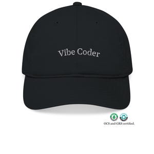 Peut inclure: Casquette de baseball noire avec une visière incurvée. Le texte "Vibe Coder" est brodé en blanc sur le devant. La casquette a un design à six panneaux et une sangle réglable. L'image comprend également deux logos circulaires verts et bleus et le texte "OCS and GRS certified."
