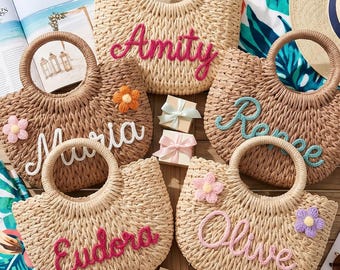 名入れ可能な麦わら製ブライズメイドバッグ、カスタムネーム入りビーチトートバッグ、結婚式パーティーギフト、独身最後のパーティーの記念品、フラワーガールバスケット