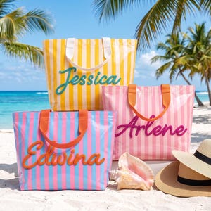 Peut inclure: Trois sacs fourre-tout rectangulaires à rayures verticales. Un sac est jaune et blanc avec le prénom Jessica en bleu sarcelle. Un est rose et blanc avec Arlene en magenta. Un est bleu et rose avec Edwina en orange. Chacun a deux anses.