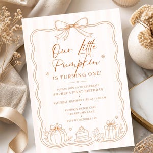 Puede incluir: Una tarjeta de invitación de cumpleaños rectangular con ilustraciones de líneas color cobre de un lazo, una calabaza, un pastel y un regalo. El texto dice: Our Little Pumpkin IS TURNING ONE! PLEASE JOIN US TO CELEBRATE SOPHIA'S FIRST BIRTHDAY SATURDAY, OCTOBER 11TH AT 11:00 AM PUMPKIN PATCH CAFE 123 AUTUMN LANE RSVP BY OCTOBER 1ST.