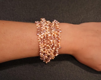 Pulsera de perlas de agua dulce de múltiples hebras
