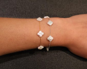 Pulsera Tetra Clover en una cadena