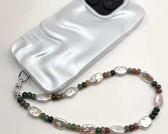 Colgante alargado para teléfono con perlas y jade