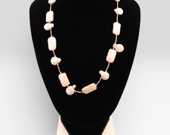 Collar de perlas con forma de pieza de rompecabezas