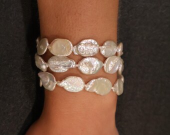 Pulsera de perlas ovaladas de múltiples hilos