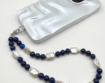 Colgante para teléfono con perla barroca alargada de agua dulce y lapislázuli azul