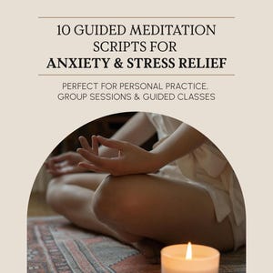 Pode incluir: Imagem com texto: "10 Scripts de Meditação Guiada para Alívio da Ansiedade e do Stress". Uma pessoa medita com as mãos na posição mudra. Uma vela acesa está em primeiro plano. O fundo é bege neutro.