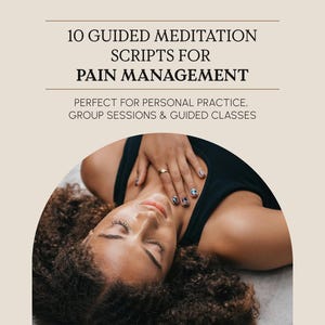 Puede incluir: Imagen con texto: "10 Guiones de Meditación Guiada para el Manejo del Dolor." Una persona con cabello rizado está acostada con los ojos cerrados. Una mano descansa sobre el pecho. El texto de abajo dice: "Perfecto para la práctica personal, sesiones grupales y clases guiadas."