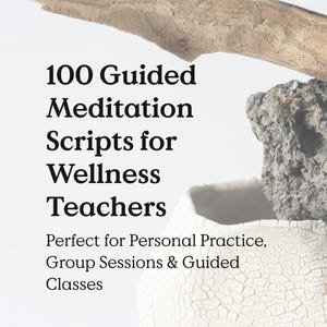Könnte beinhalten: Eine weiße Keramikvase mit strukturierter Oberfläche, die einen grauen Stein und ein Stück Treibholz hält. Der Text auf dem Bild lautet "100 Geführte Meditationsskripte für Wellnesslehrer."