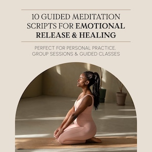 Pode incluir: Uma mulher com roupa rosa medita sobre um tapete. A imagem inclui o texto "10 Scripts de Meditação Guiada para Libertação Emocional e Cura" e "Perfeito para Prática Pessoal, Sessões em Grupo e Aulas Guiadas."