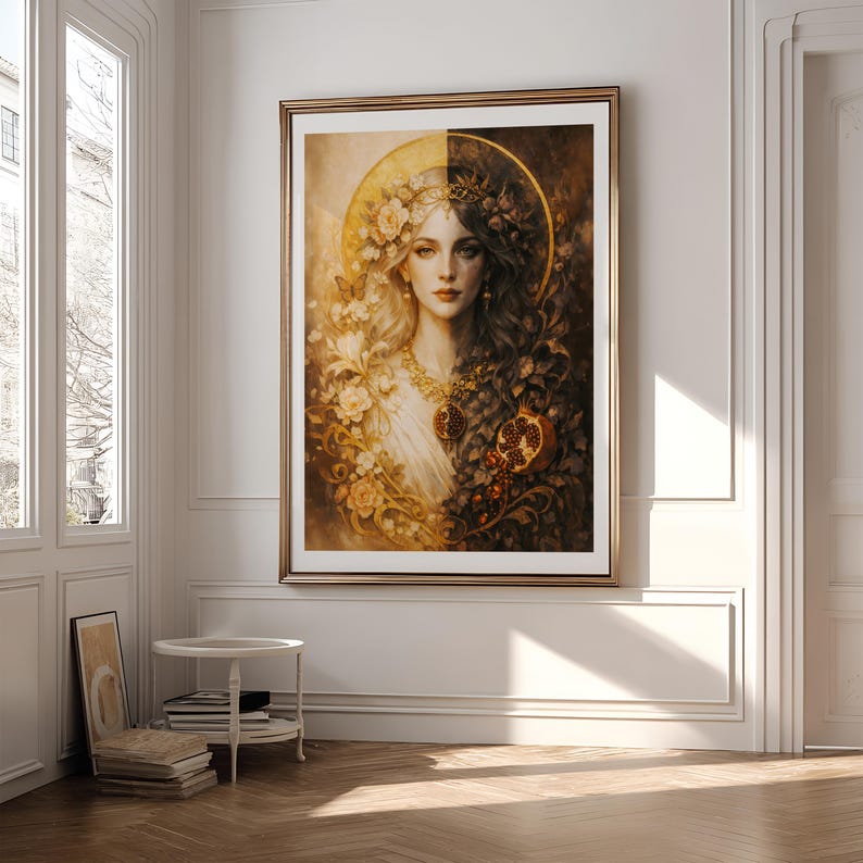 Op de afbeelding: Een ingelijst portret van een vrouw met een halo, verticaal verdeeld met lichte en donkere zijden. De lichte kant toont bloemmotieven en een gouden gloed, terwijl de donkere kant ingewikkelde details heeft. De vrouw draagt een ketting en heeft lang haar.