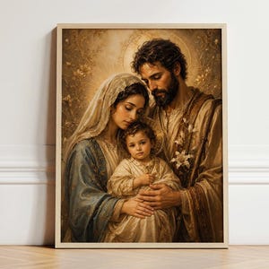 Könnte beinhalten: Ein gerahmter Wandkunstdruck, der eine religiöse Szene mit einem bärtigen Mann, einer Frau mit Kopfbedeckung und einem kleinen Kind zeigt. Die Figuren sind in warmen Sepiatönen gehalten, mit goldenen Heiligenscheinen und floralen Akzenten.