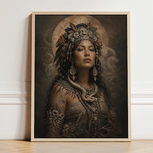 Pode incluir: Uma impressão de arte de parede emoldurada apresentando o retrato de uma pessoa usando um cocar elaborado com penas e elementos florais, um colar em forma de cobra e braçadeiras ornamentadas, contra um fundo escuro e texturizado com um halo dourado.