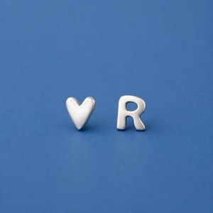 Pendientes de corazón e inicial / Pendientes de botón con letras de plata de ley / Regalo personalizado para ella / E124-145E