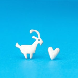 Kleine Ziege und Herz Ohrringe / Kleine Ohrstecker aus Sterling Silber / Süßes Valentinstag Geschenk