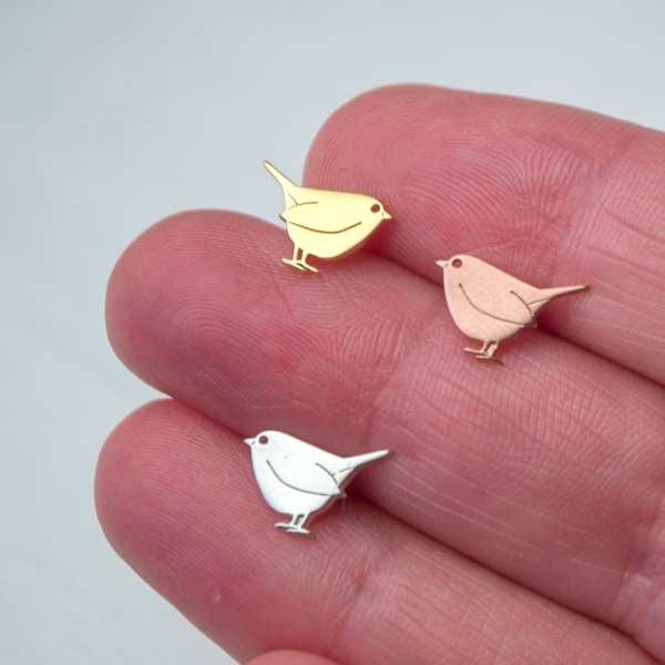 Pendientes de pájaro diminuto / lindos pernos de Wren plata de ley / joyería de animales mínima / regalo de observador de aves