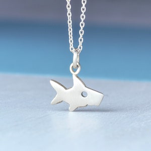 Collar con dije de tiburón pequeño, colgante de tiburón, joyería para niños, plata esterlina, joyería del océano, colgante para niños, lindo regalo de cumpleaños para niñas.