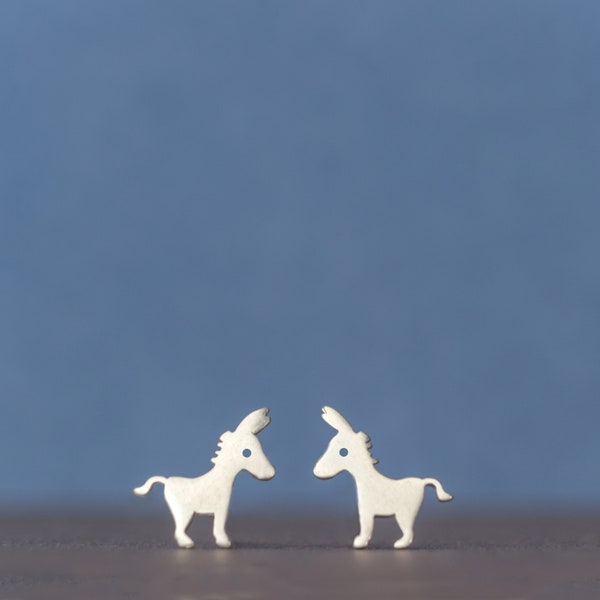 Tiny Donkey Oorbellen / Fun Sterling Silver Mule Studs / Dagelijkse minimale sieraden