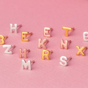 Pequeños pendientes con iniciales / Pendientes personalizados de plata de ley / Regalo con monograma / Regalo para ella