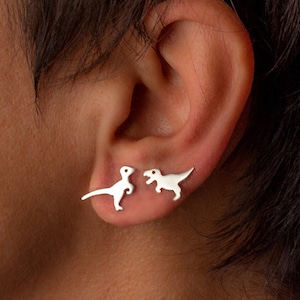 Clous d'oreilles dinosaures en argent sterling dépareillés : boucles d'oreilles T-Rex et vélociraptor / E62-E56