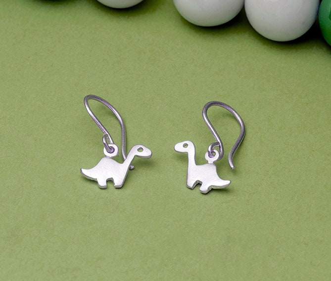小さなステゴサウルスのダングルイヤリング（スターリングシルバー製
