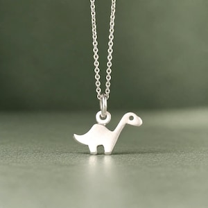 Collar pequeño de brontosaurio de plata esterlina, colgante de dinosaurio con acabado mate / JP 1070