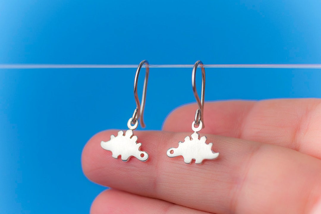 小さなステゴサウルスのダングルイヤリング（スターリングシルバー製