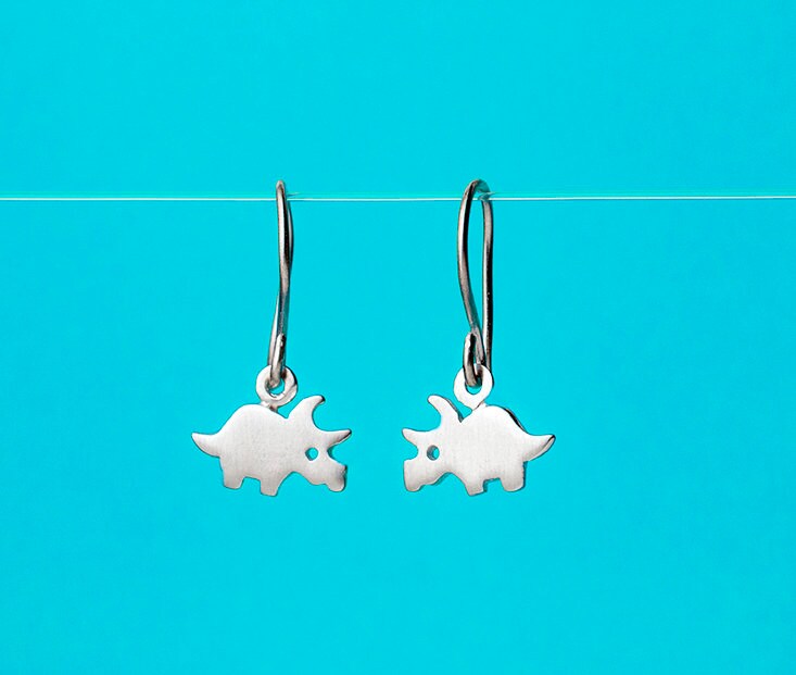 小さなステゴサウルスのダングルイヤリング（スターリングシルバー製