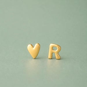 Massief gouden oorbellen met initiaal en hart / EEN PAAR / cadeau voor haar / Niet-overeenkomende set / E124-145E-GD