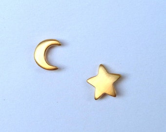 Petites boucles d'oreilles étoile et lune / Clous d'oreilles célestes en argent sterling / Bijoux dépareillés