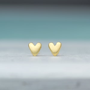 Boucles d'oreilles coeur en or massif / petits clous d'amour / cadeau de Saint-Valentin pour elle, bijoux de mariée