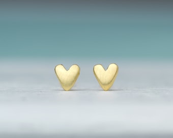 Boucles d'oreilles coeur en or massif / petits clous d'amour / cadeau de Saint-Valentin pour elle, bijoux de mariée