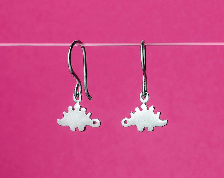 小さなステゴサウルスのダングルイヤリング（スターリングシルバー製