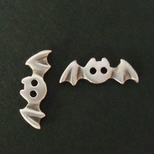 Orecchini a bottone in argento sterling a forma di pipistrello: gioielli gotici per Halloween / E33