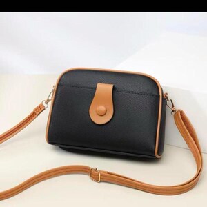Cartera de piel tipo bandolera con correa extraíble