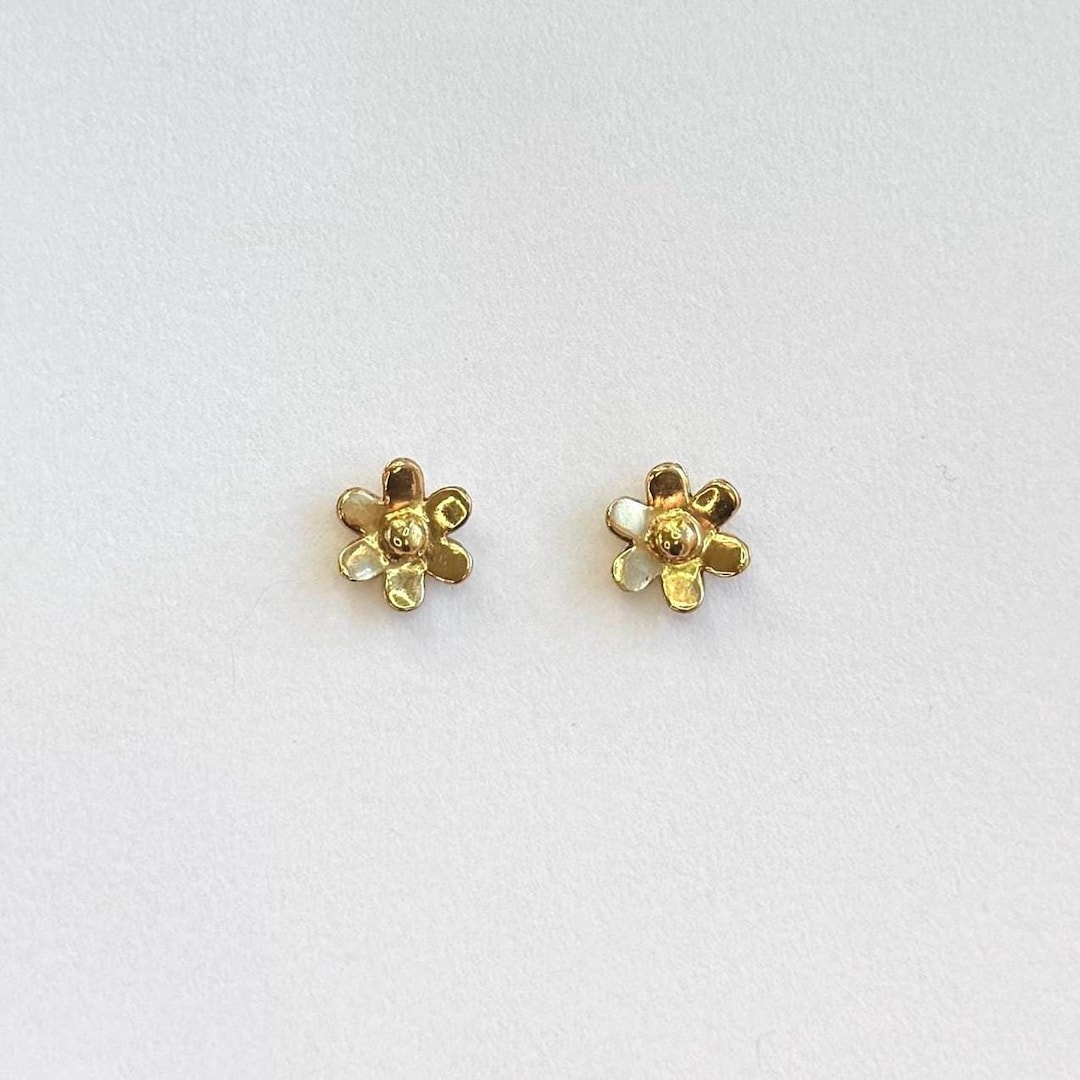 デイジーフラワースタッドイヤリング：スターリングシルバー＆18