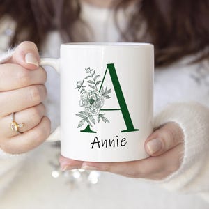 Taza con monograma floral inicial, taza con nombre personalizado, taza con letra personalizada, regalo de boda, taza de oficina, taza con alfabeto, taza de café, regalo de cumpleaños