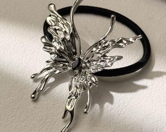 Geschmolzener Schmetterling Silber Pferdeschwanzhalter - Skulpturale Metallhaargummi, Gothic Fairycore Accessoire