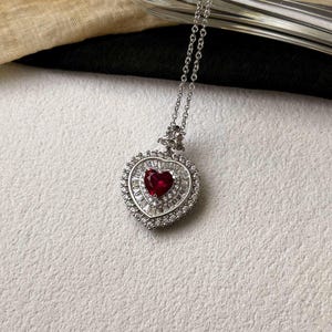 Halsband med rubinhänge i sterlingsilver | Smycken med naturlig röd ädelsten | Jubileumspresent till henne | Romantiskt kärlekshalsband