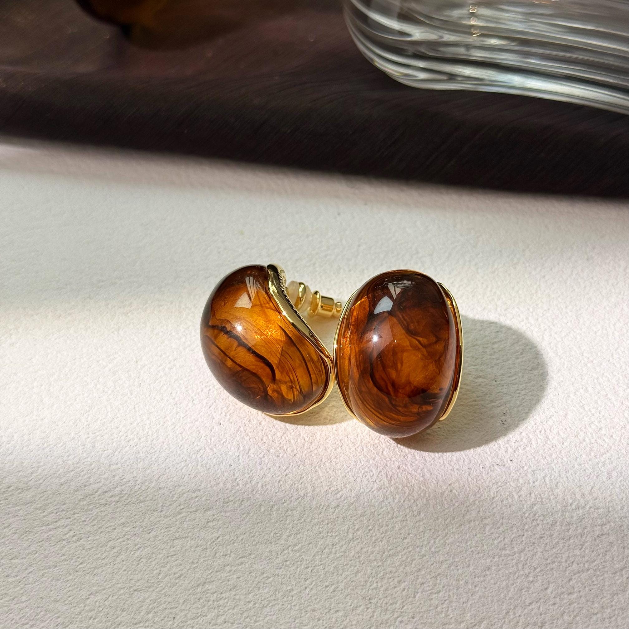 Boucles D'oreilles Femme/fille En Acier Inox Et Pierre D'ambre Cognac 8mm (fermoir Papillon) EWX031