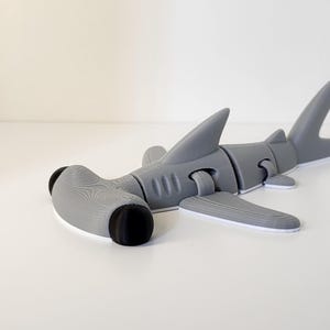 Articulated Hammerhead Shark Fidget Toy – Flexi Shark Desk Decor, Cute Ocean Gift, 3D Printed Stress Relief Toy for Shark Lovers